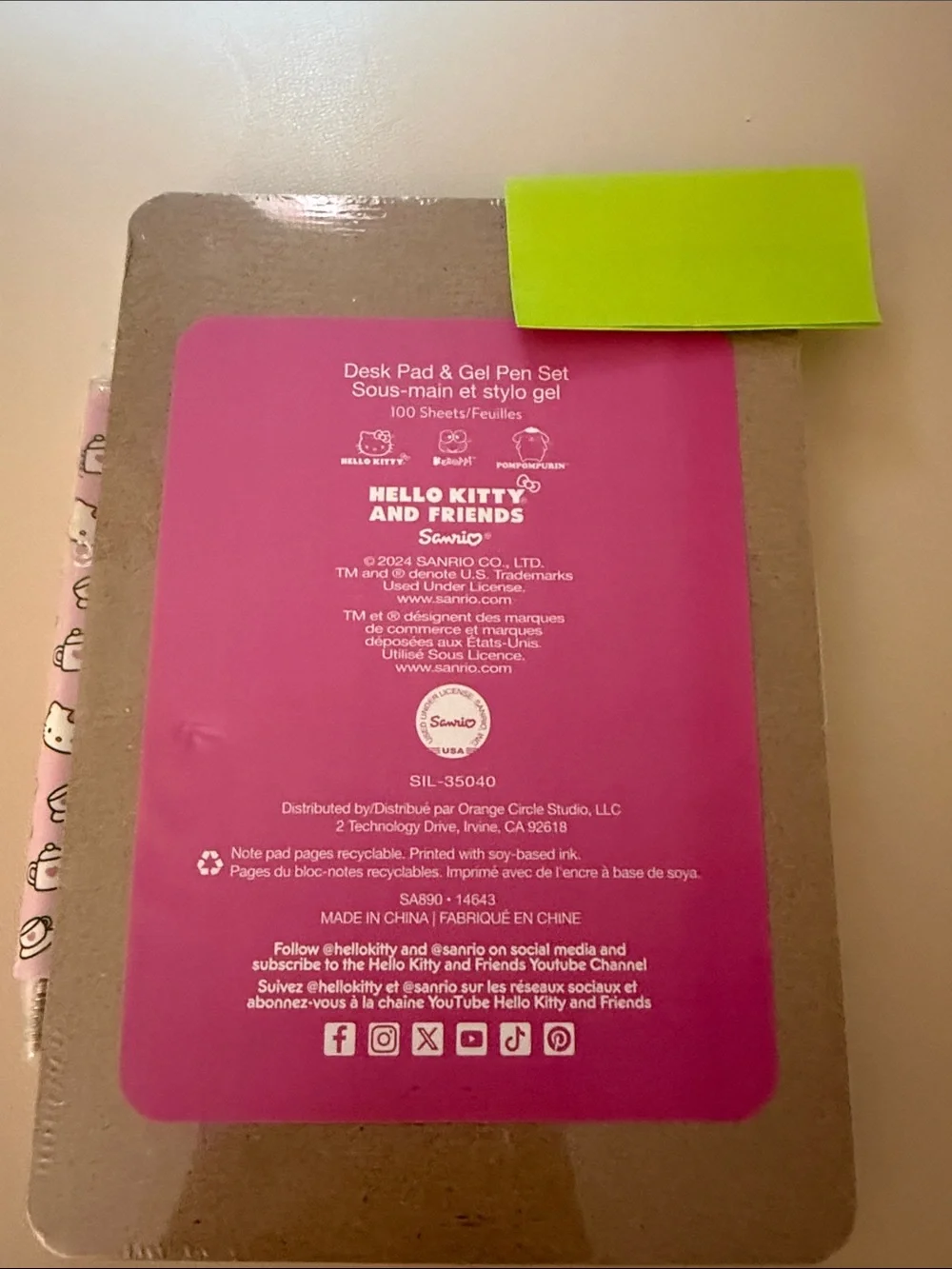 NWT.. Hello Kitty desk pad and gel pen.